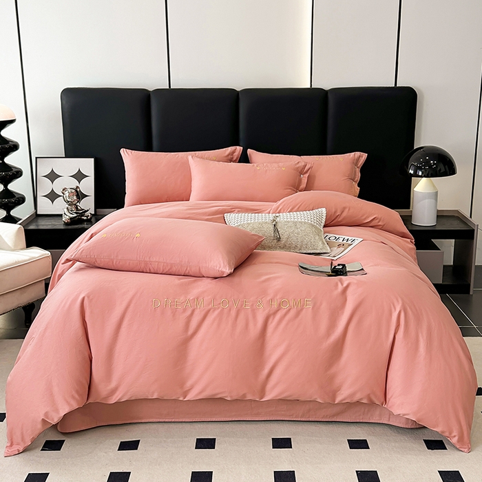 91家纺网 家纺一手货源 找家纺 宇彬家纺 2025直播热款13374全棉母婴级纽扣款压线纯色刺绣四件套全棉贡缎新疆长绒棉字母款轻奢 纽扣-奶油粉