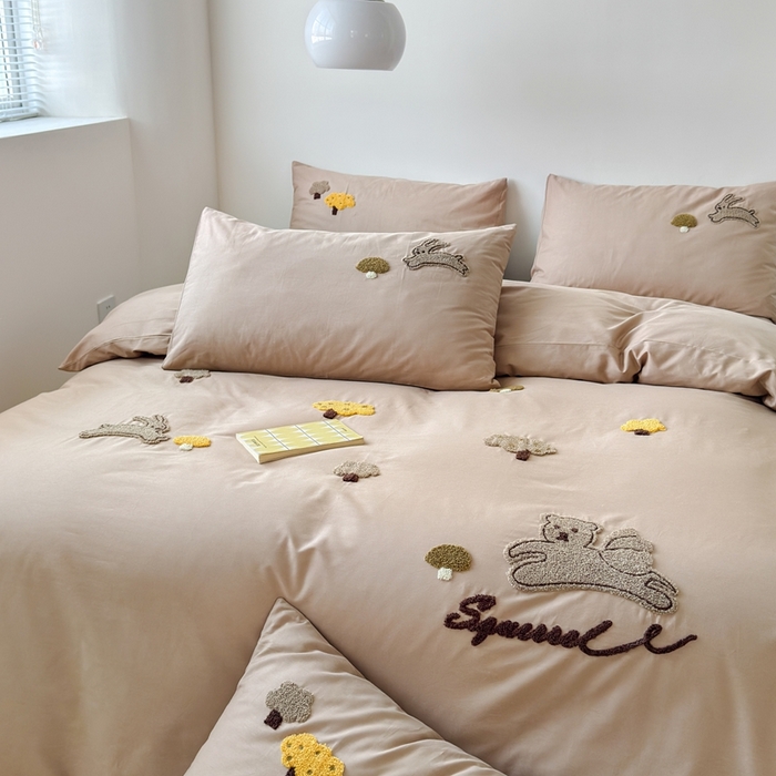 91家纺网 家纺一手货源 找家纺 锦觅家纺 2025新款卡通小清新毛巾绣全棉纯棉四件套（大版定位花型） 丛林趣事