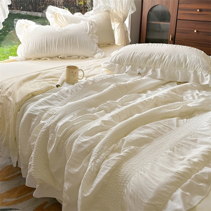 91家纺网 家纺一手货源 找家纺 灰鲸2025新款泡泡纱公主风花边款夏被夏凉被空调被四件套系列 泡泡纱花边款-奶昔白+奶油黄