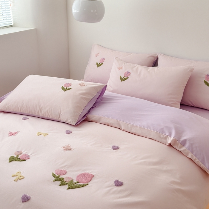 91家纺网 家纺一手货源 找家纺 锦觅家纺 2025新款卡通小清新毛巾绣全棉纯棉四件套（大版定位花型） 蝶恋花（粉紫）