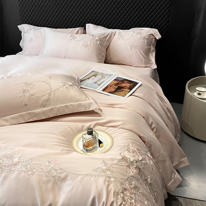 91家纺网 家纺一手货源 找家纺 优悦 2025新款冰丝简奢绣花四件套 雅韵佳人-粉