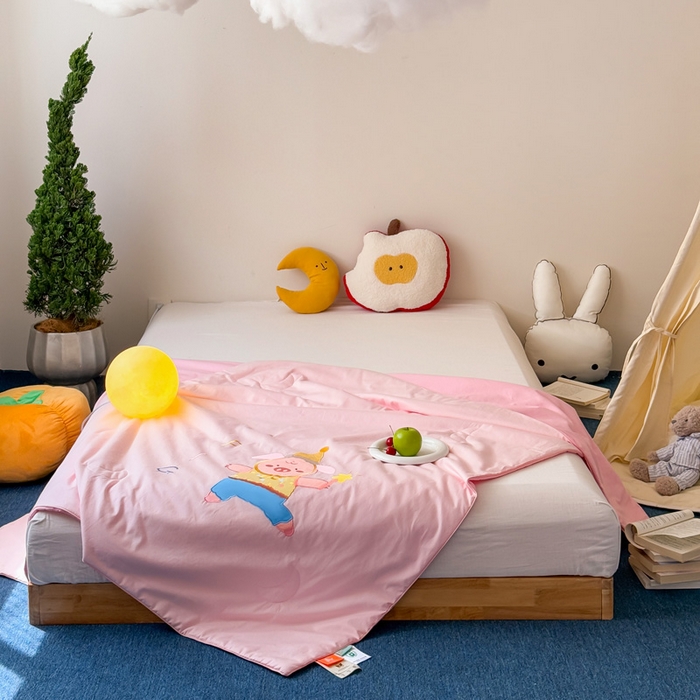 91家纺网 家纺一手货源 找家纺 2025新款快乐多巴胺纯棉夏被 粉色彩虹小猪猪