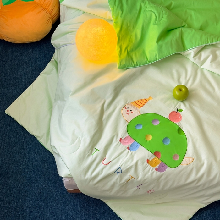 91家纺网 家纺一手货源 找家纺 2025新款快乐多巴胺纯棉夏被 绿色彩虹小恐龙