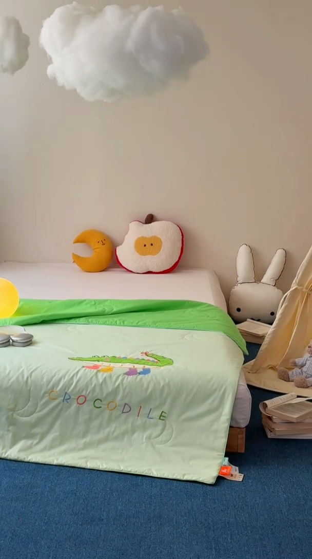 91家纺网 家纺一手货源 找家纺 2025新款快乐多巴胺纯棉夏被 绿色彩虹小鳄鱼