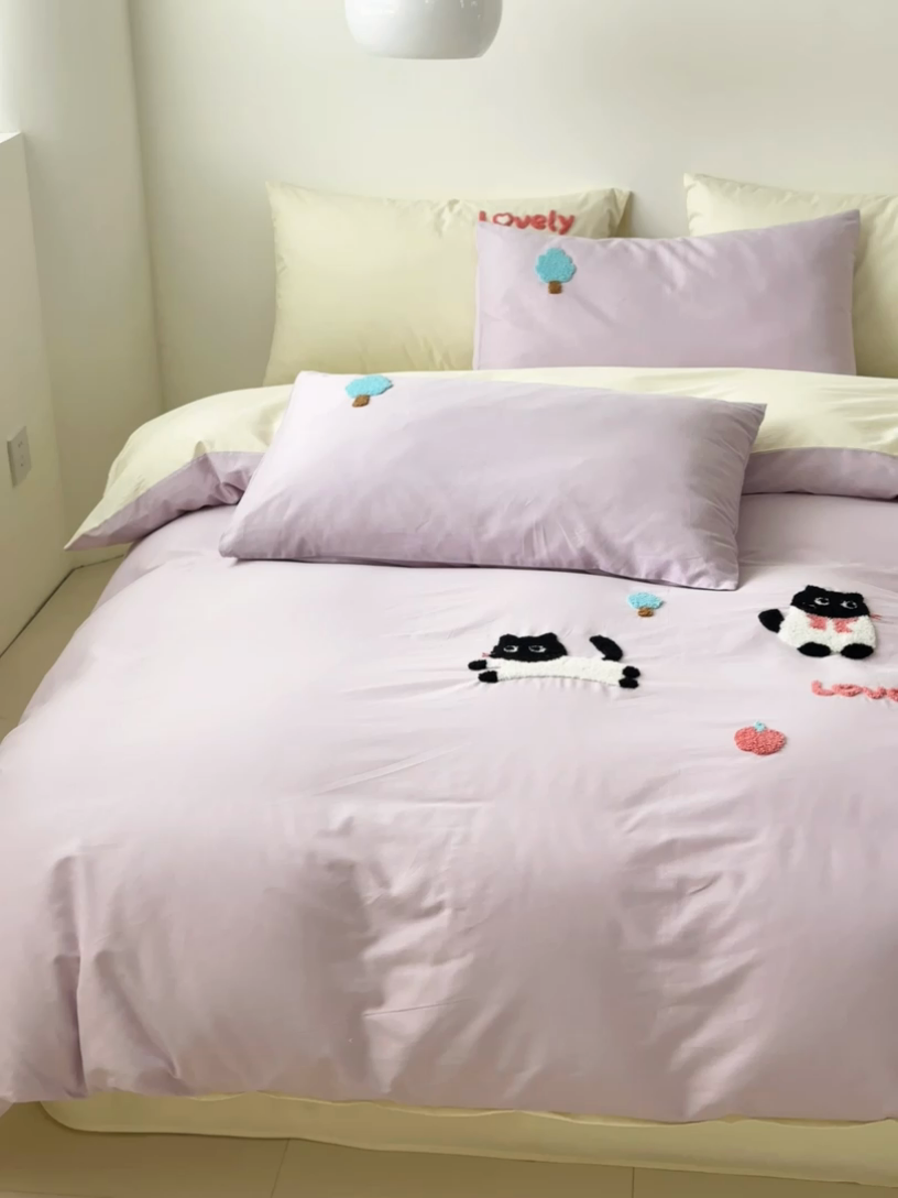 91家纺网 家纺一手货源 找家纺 锦觅家纺 2025新款卡通小清新毛巾绣全棉纯棉四件套（大版定位花型） 嬉戏猫咪