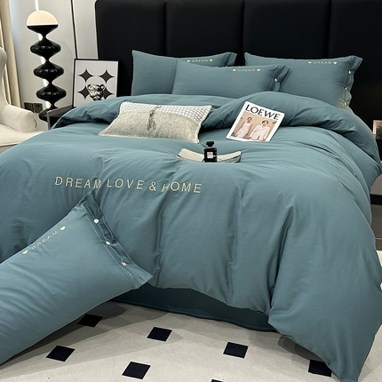 91家纺网 家纺一手货源 找家纺 宇彬家纺 2025直播热款13374全棉母婴级纽扣款压线纯色刺绣四件套全棉贡缎新疆长绒棉字母款轻奢 纽扣-摩卡绿