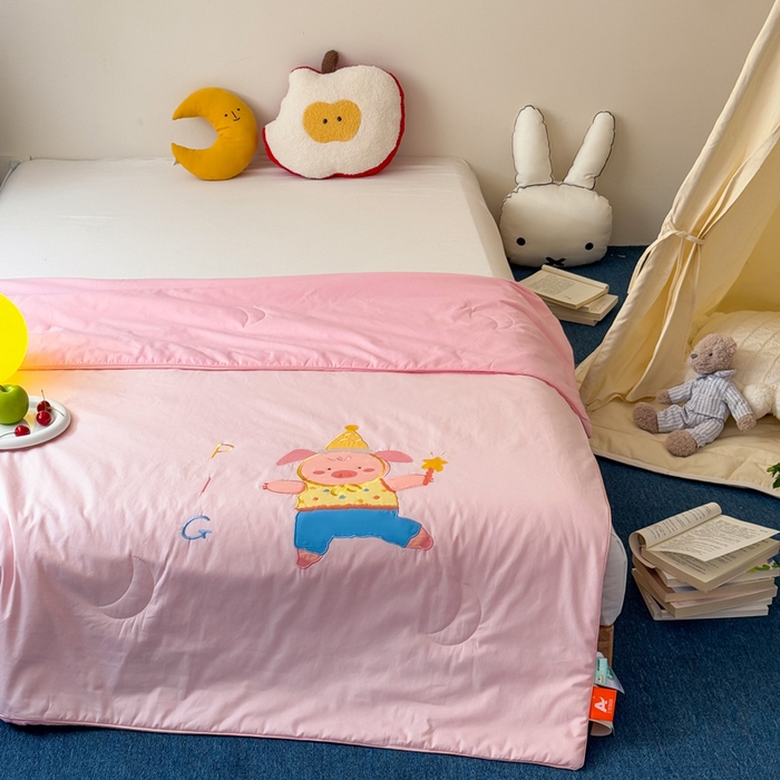 91家纺网 家纺一手货源 找家纺 2025新款快乐多巴胺纯棉夏被 粉色彩虹小猪猪