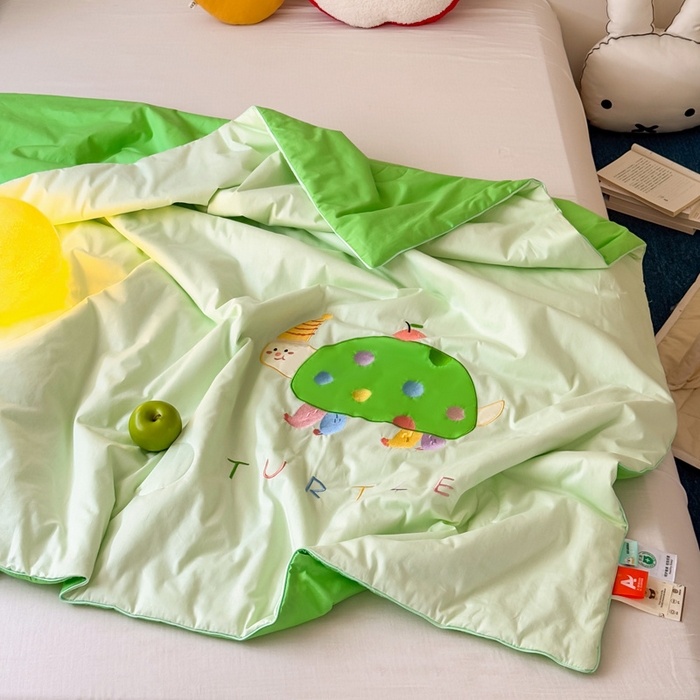 91家纺网 家纺一手货源 找家纺 2025新款快乐多巴胺纯棉夏被 绿色彩虹小恐龙