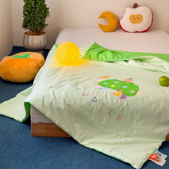 91家纺网 家纺一手货源 找家纺 2025新款快乐多巴胺纯棉夏被 绿色彩虹小恐龙