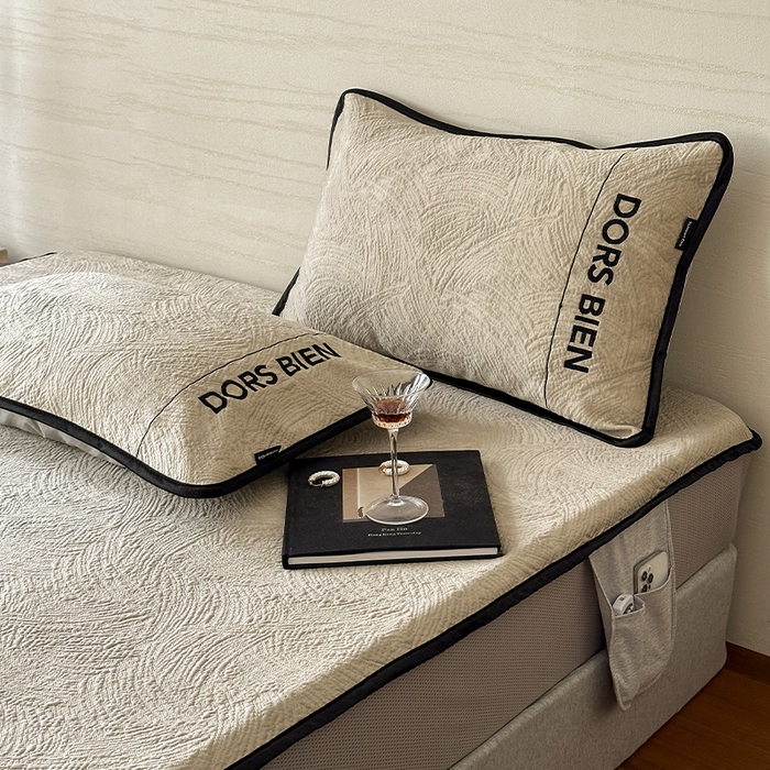 91家纺网 家纺一手货源 找家纺 圆岛家纺 2025新款3D高分子凉感浮雕提花软凉席床笠款三件套 漠语-咖