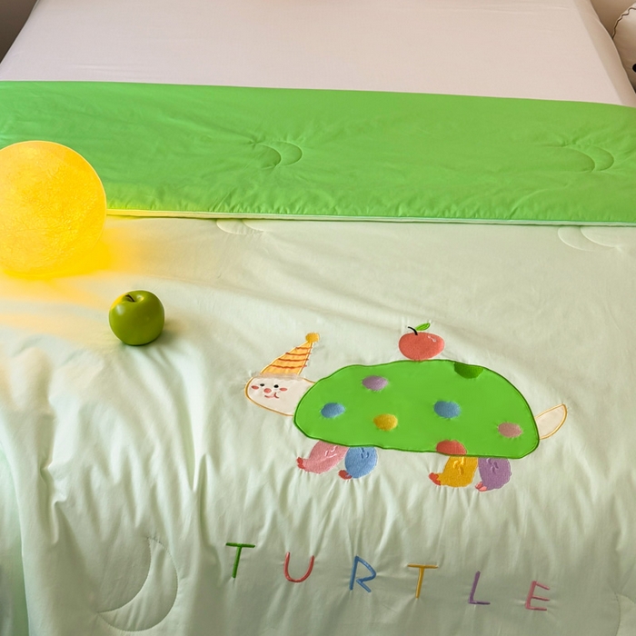 91家纺网 家纺一手货源 找家纺 2025新款快乐多巴胺纯棉夏被 绿色彩虹小恐龙