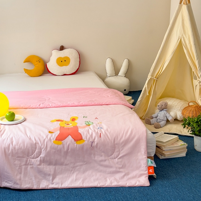 91家纺网 家纺一手货源 找家纺 2025新款快乐多巴胺纯棉夏被 粉色彩虹小兔兔