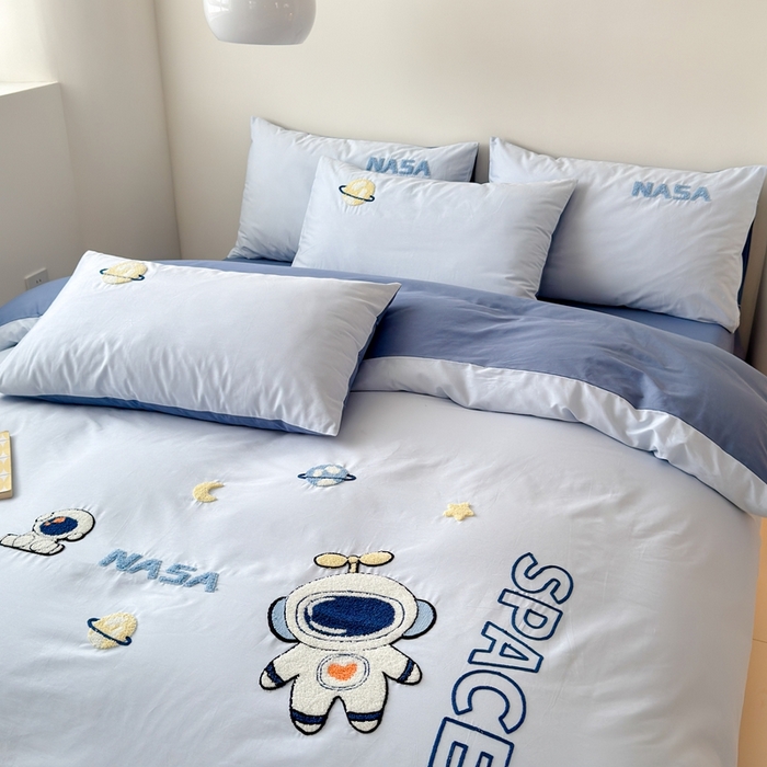 91家纺网 家纺一手货源 找家纺 锦觅家纺 2025新款卡通小清新毛巾绣全棉纯棉四件套（大版定位花型） 小宇航员