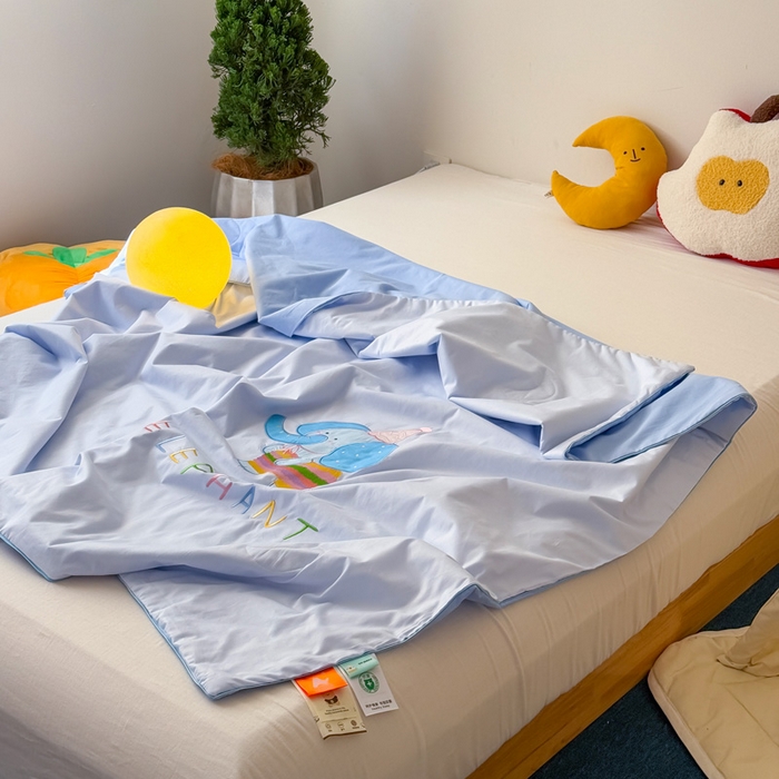 91家纺网 家纺一手货源 找家纺 2025新款快乐多巴胺纯棉夏被 蓝色彩虹小象