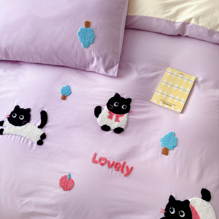 91家纺网 家纺一手货源 找家纺 锦觅家纺 2025新款卡通小清新毛巾绣全棉纯棉四件套（大版定位花型） 嬉戏猫咪