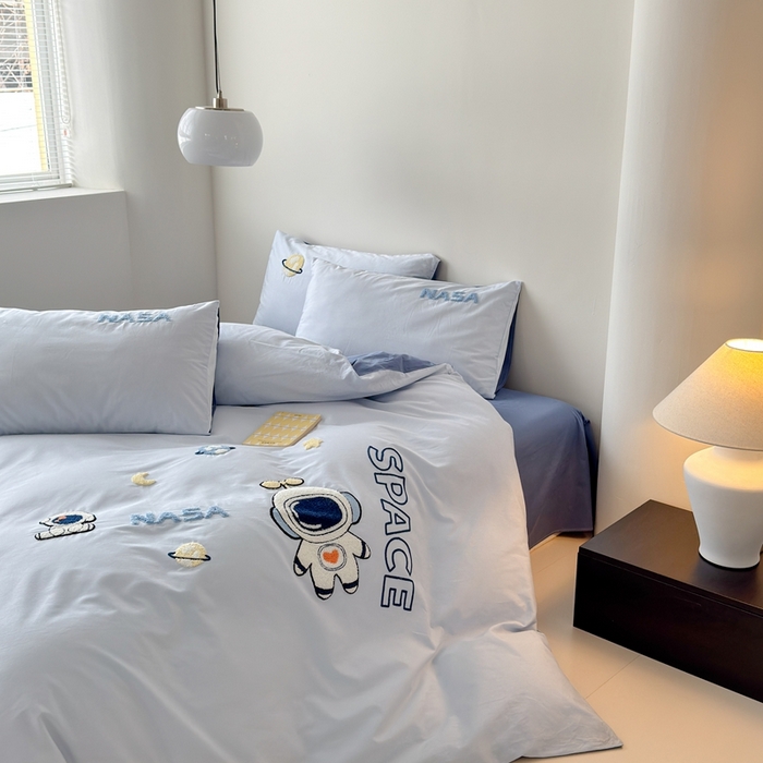 91家纺网 家纺一手货源 找家纺 锦觅家纺 2025新款卡通小清新毛巾绣全棉纯棉四件套（大版定位花型） 小宇航员