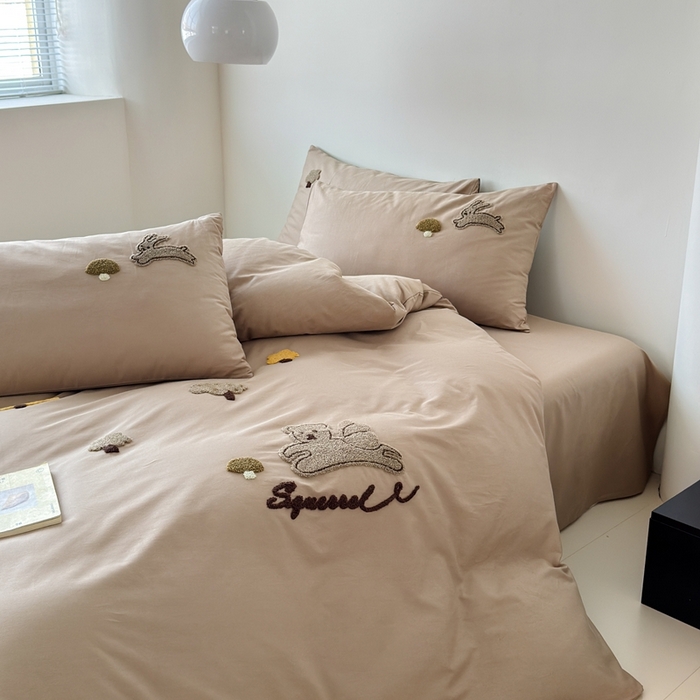 91家纺网 家纺一手货源 找家纺 锦觅家纺 2025新款卡通小清新毛巾绣全棉纯棉四件套（大版定位花型） 丛林趣事