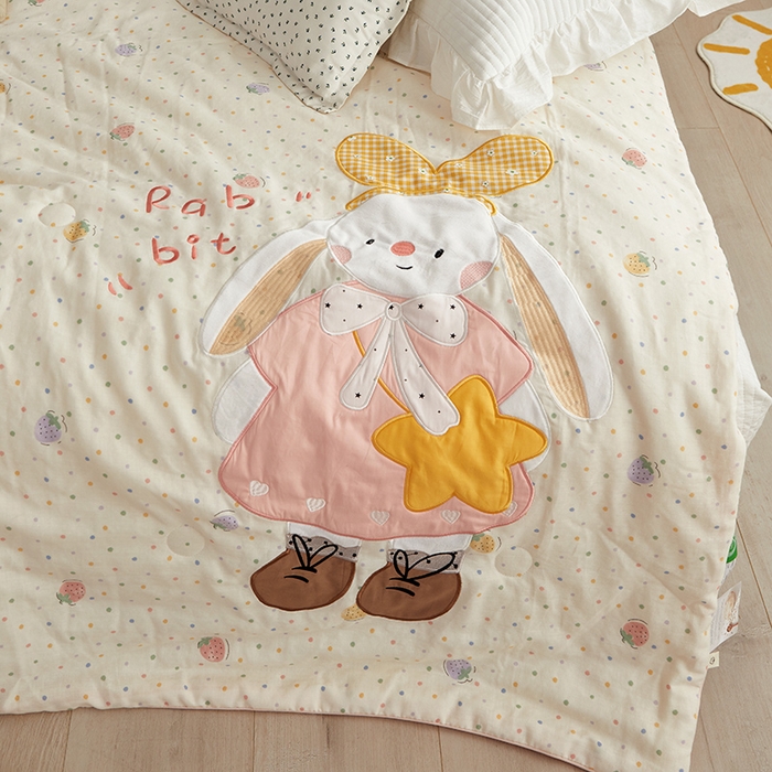 91家纺网 家纺一手货源 找家纺 荷马之梦 2025新款A类原创卡通全棉双层纱贴布绣大豆纤维儿童夏被 乖小兔