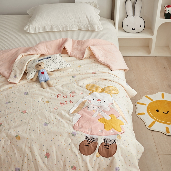 91家纺网 家纺一手货源 找家纺 荷马之梦 2025新款A类原创卡通全棉双层纱贴布绣大豆纤维儿童夏被 乖小兔