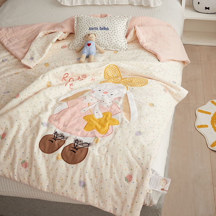 91家纺网 家纺一手货源 找家纺 荷马之梦 2025新款A类原创卡通全棉双层纱贴布绣大豆纤维儿童夏被 乖小兔