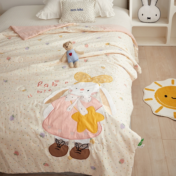 91家纺网 家纺一手货源 找家纺 荷马之梦 2025新款A类原创卡通全棉双层纱贴布绣大豆纤维儿童夏被 乖小兔