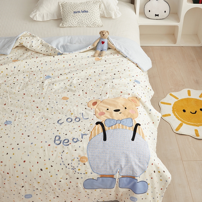 91家纺网 家纺一手货源 找家纺 荷马之梦 2025新款A类原创卡通全棉双层纱贴布绣大豆纤维儿童夏被 酷小熊