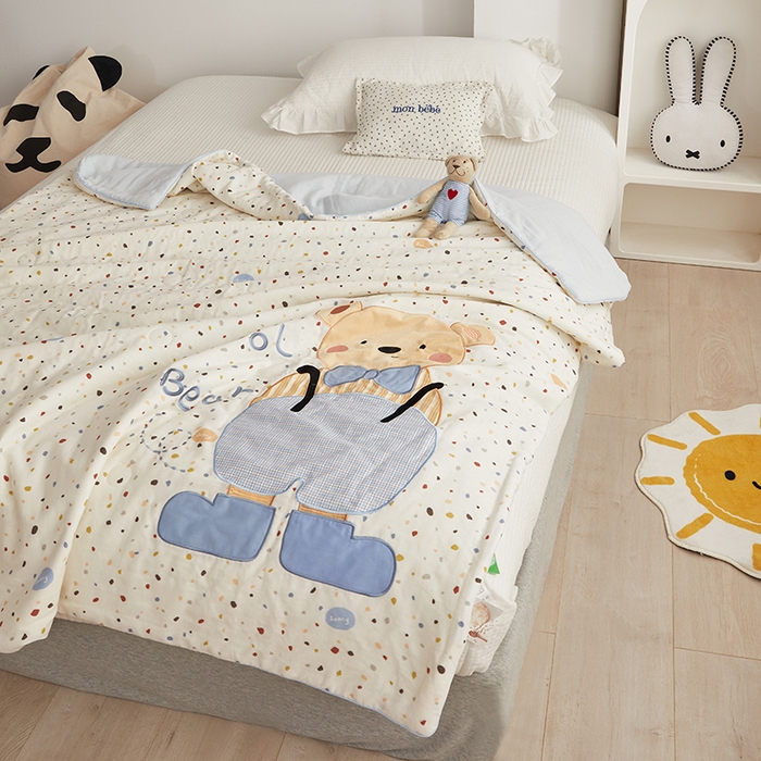 91家纺网 家纺一手货源 找家纺 荷马之梦 2025新款A类原创卡通全棉双层纱贴布绣大豆纤维儿童夏被 酷小熊