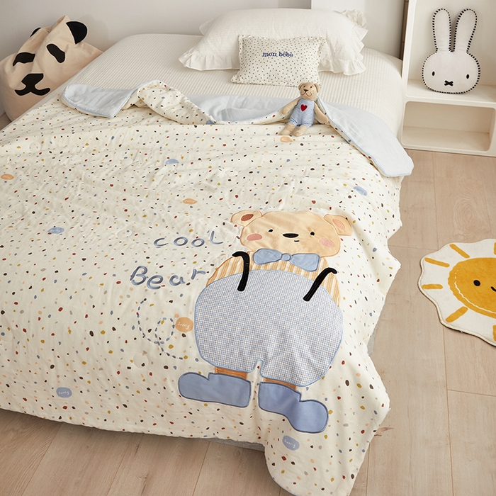 91家纺网 家纺一手货源 找家纺 荷马之梦 2025新款A类原创卡通全棉双层纱贴布绣大豆纤维儿童夏被 酷小熊