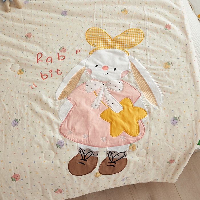 91家纺网 家纺一手货源 找家纺 荷马之梦 2025新款A类原创卡通全棉双层纱贴布绣大豆纤维儿童夏被 乖小兔