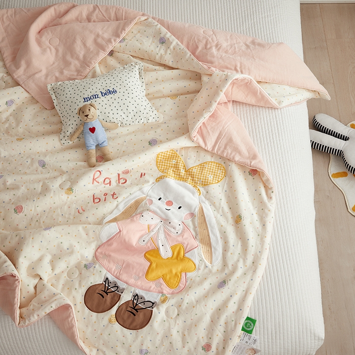 91家纺网 家纺一手货源 找家纺 荷马之梦 2025新款A类原创卡通全棉双层纱贴布绣大豆纤维儿童夏被 乖小兔