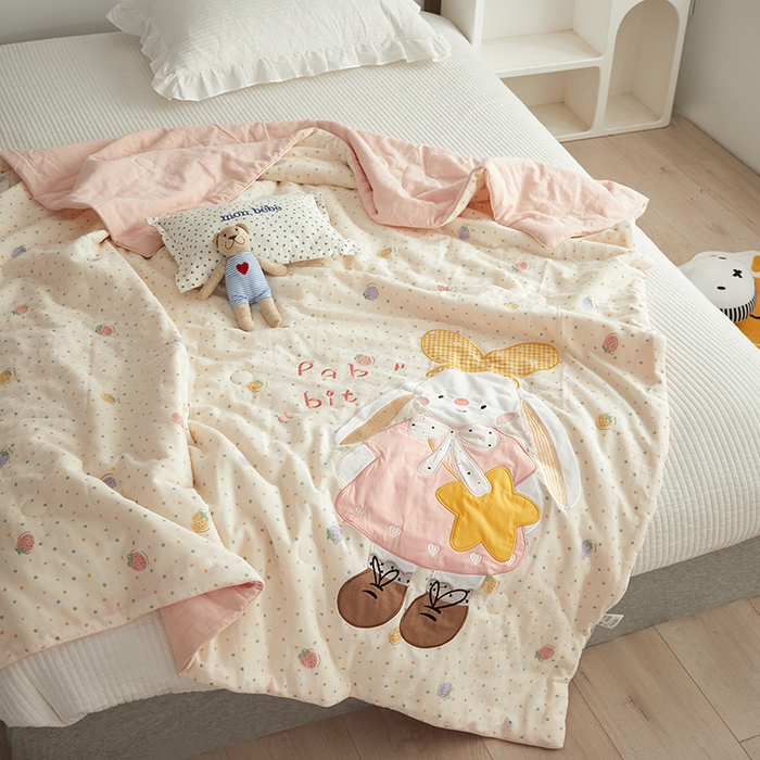 91家纺网 家纺一手货源 找家纺 荷马之梦 2025新款A类原创卡通全棉双层纱贴布绣大豆纤维儿童夏被 乖小兔