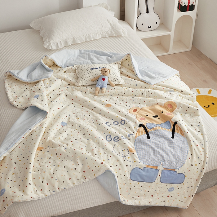 91家纺网 家纺一手货源 找家纺 荷马之梦 2025新款A类原创卡通全棉双层纱贴布绣大豆纤维儿童夏被 酷小熊