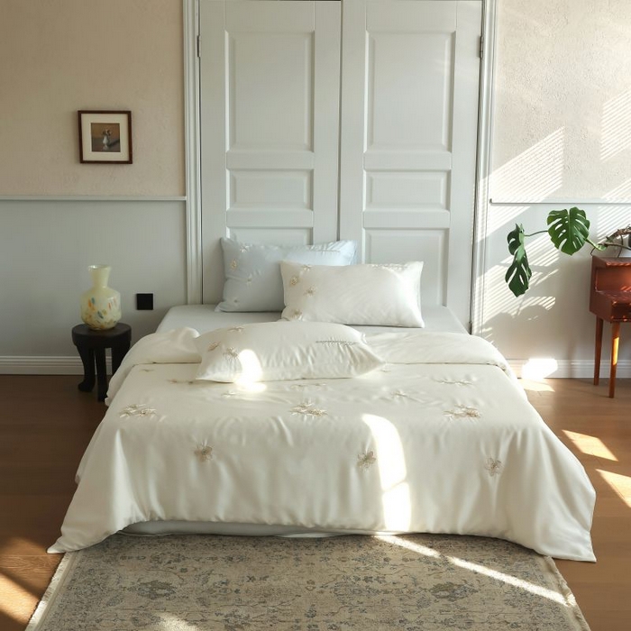 91家纺网 家纺一手货源 找家纺 初拾 2025新款60s天丝棉超细旦立体绣花四件套-仙本那 仙本那-浮玉白