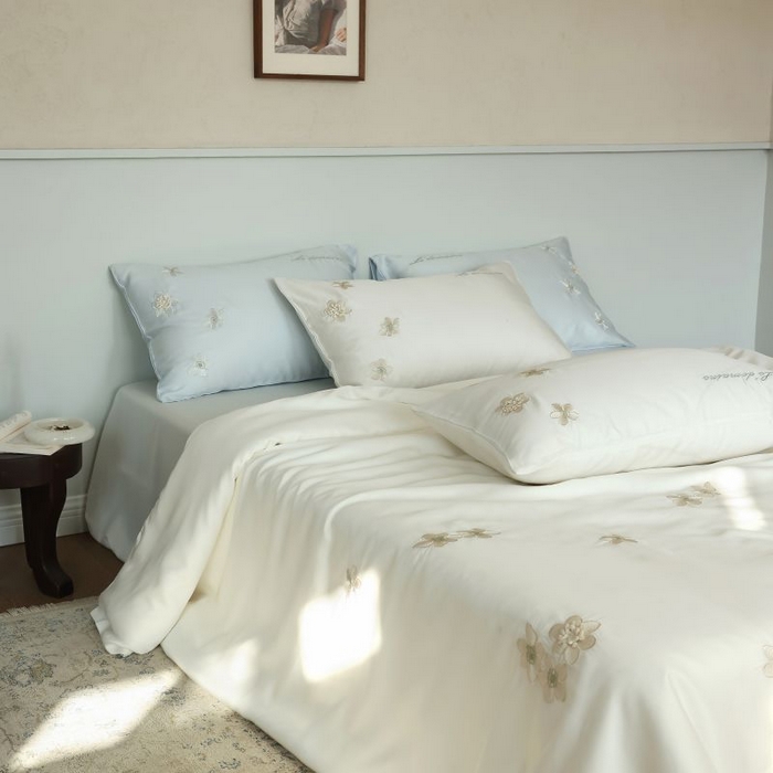 91家纺网 家纺一手货源 找家纺 初拾 2025新款60s天丝棉超细旦立体绣花四件套-仙本那 仙本那-浮玉白