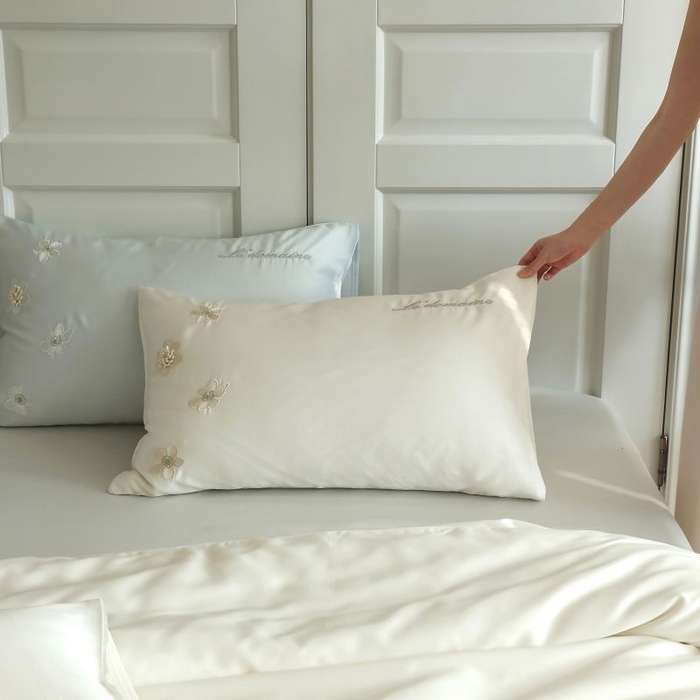 91家纺网 家纺一手货源 找家纺 初拾 2025新款60s天丝棉超细旦立体绣花四件套-仙本那 仙本那-浮玉白