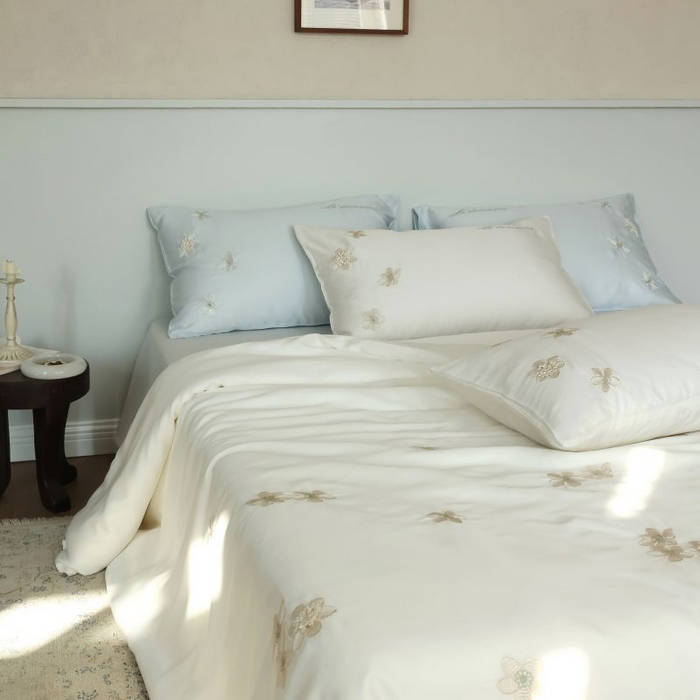 91家纺网 家纺一手货源 找家纺 初拾 2025新款60s天丝棉超细旦立体绣花四件套-仙本那 仙本那-浮玉白