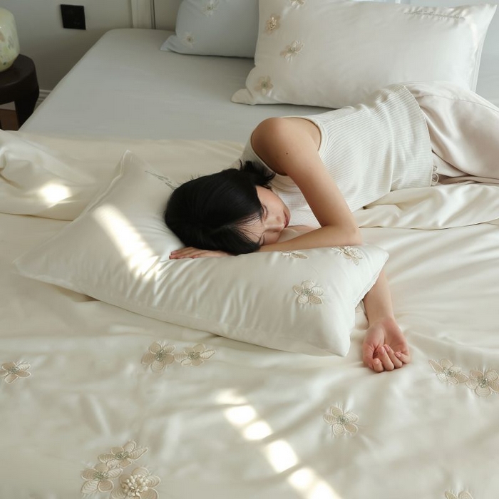 91家纺网 家纺一手货源 找家纺 初拾 2025新款60s天丝棉超细旦立体绣花四件套-仙本那 仙本那-浮玉白