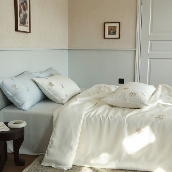 91家纺网 家纺一手货源 找家纺 初拾 2025新款60s天丝棉超细旦立体绣花四件套-仙本那 仙本那-浮玉白