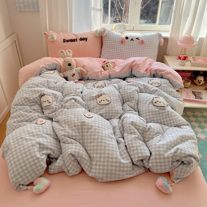 91家纺网 家纺一手货源 找家纺 丽涵家纺 2025新款色织水洗棉毛巾绣四件套-甜心小猫系列 甜心小猫-蓝格-毛球款