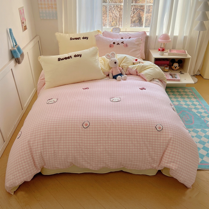 91家纺网 家纺一手货源 找家纺 丽涵家纺 2025新款色织水洗棉毛巾绣四件套-甜心小猫系列 甜心小猫-粉黄-简单款