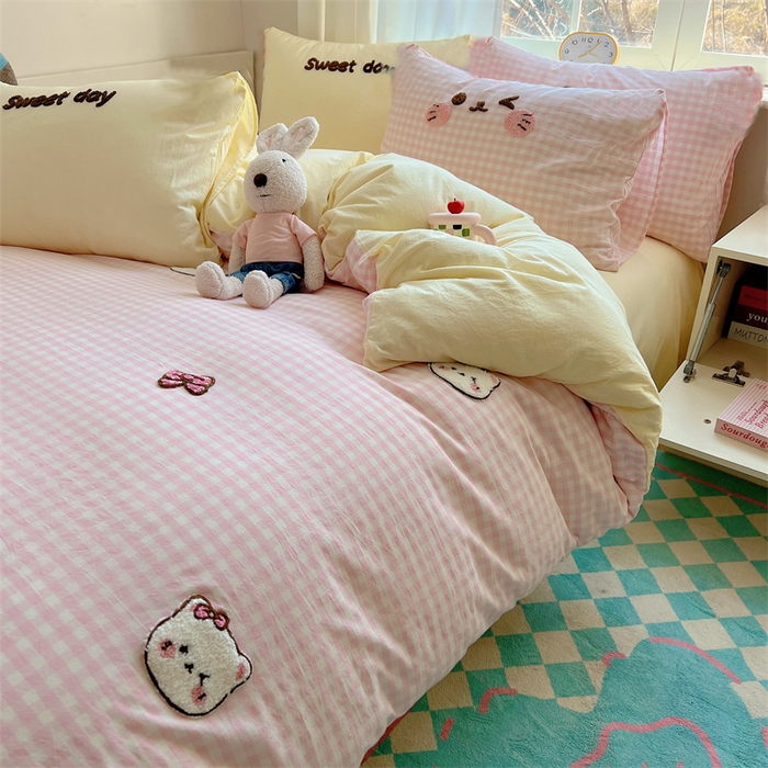 91家纺网 家纺一手货源 找家纺 丽涵家纺 2025新款色织水洗棉毛巾绣四件套-甜心小猫系列 甜心小猫-粉黄-简单款