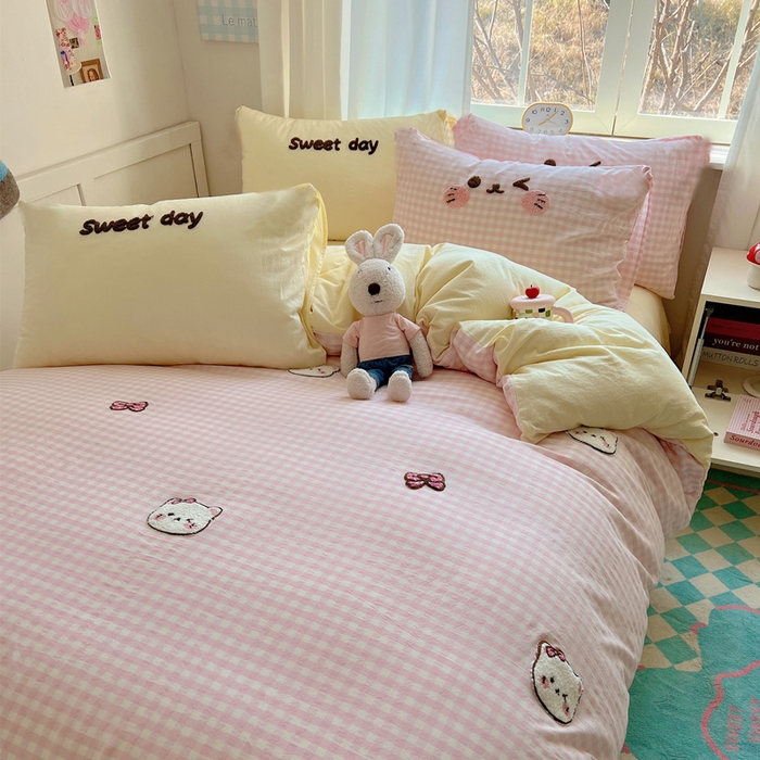 91家纺网 家纺一手货源 找家纺 丽涵家纺 2025新款色织水洗棉毛巾绣四件套-甜心小猫系列 甜心小猫-粉黄-简单款