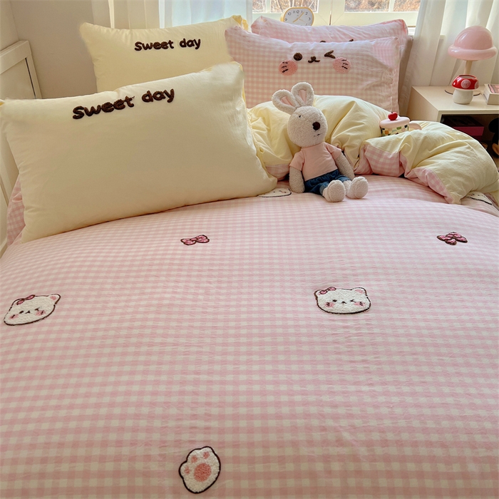91家纺网 家纺一手货源 找家纺 丽涵家纺 2025新款色织水洗棉毛巾绣四件套-甜心小猫系列 甜心小猫-粉黄-简单款