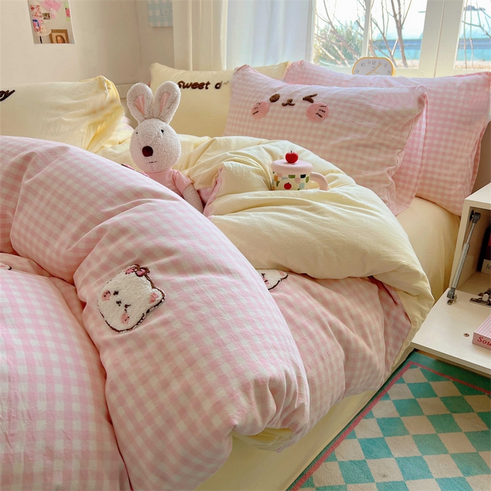 91家纺网 家纺一手货源 找家纺 丽涵家纺 2025新款色织水洗棉毛巾绣四件套-甜心小猫系列 甜心小猫-粉黄-简单款