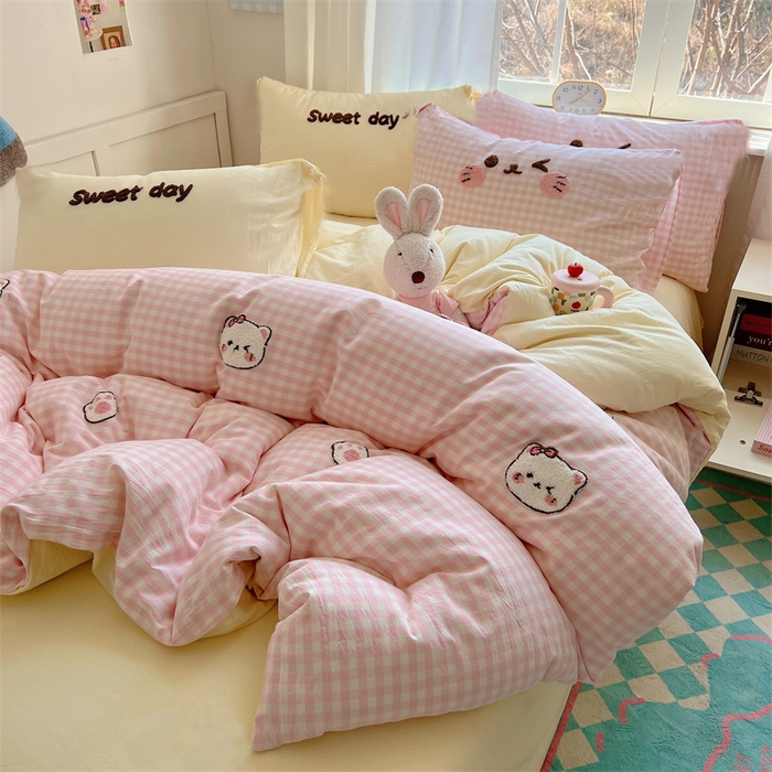 91家纺网 家纺一手货源 找家纺 丽涵家纺 2025新款色织水洗棉毛巾绣四件套-甜心小猫系列 甜心小猫-粉黄-简单款