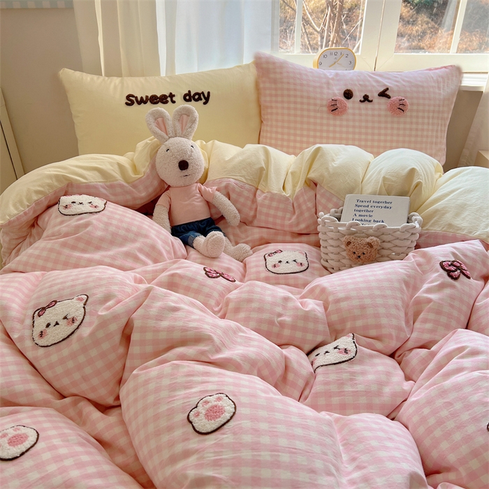 91家纺网 家纺一手货源 找家纺 丽涵家纺 2025新款色织水洗棉毛巾绣四件套-甜心小猫系列 甜心小猫-粉黄-简单款