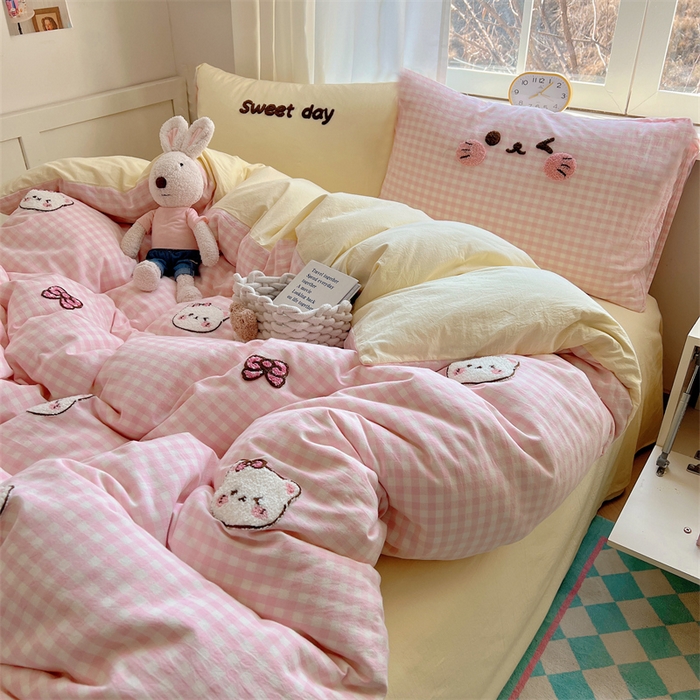 91家纺网 家纺一手货源 找家纺 丽涵家纺 2025新款色织水洗棉毛巾绣四件套-甜心小猫系列 甜心小猫-粉黄-简单款