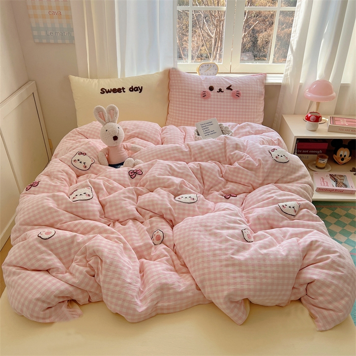 91家纺网 家纺一手货源 找家纺 丽涵家纺 2025新款色织水洗棉毛巾绣四件套-甜心小猫系列 甜心小猫-粉黄-简单款