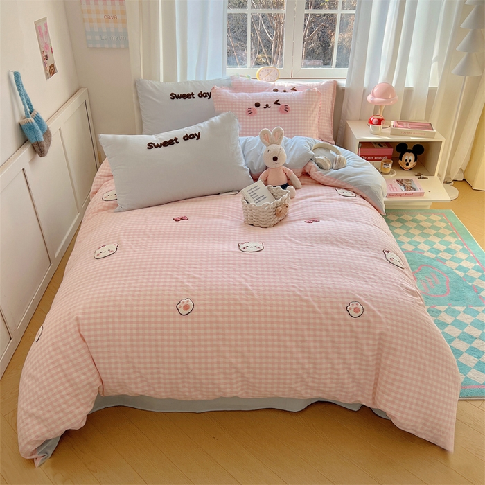 91家纺网 家纺一手货源 找家纺 丽涵家纺 2025新款色织水洗棉毛巾绣四件套-甜心小猫系列 甜心小猫-粉蓝-简单款