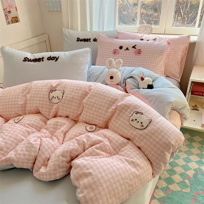 91家纺网 家纺一手货源 找家纺 丽涵家纺 2025新款色织水洗棉毛巾绣四件套-甜心小猫系列 甜心小猫-粉蓝-简单款